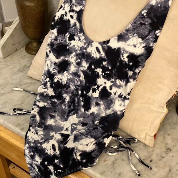 Women's aerie Swimsuit Black and White Tie-Dye Swimsuit!! L - Picture 7 of 9